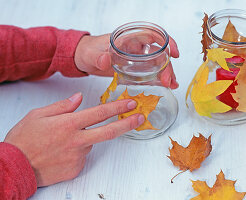 Windlichter mit Herbstlaub beklebt (2/3)