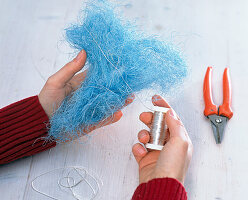 Blue sisal heart with ranunculus flower (1/3)