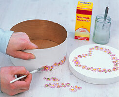 Bellis in a tin with napkin technique (2/3)