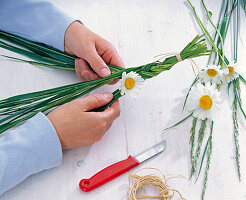 Daisy-grass pigtail as napkin deco