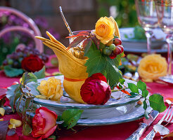 Herbst Tischdekoration mit Rosen und Trauben