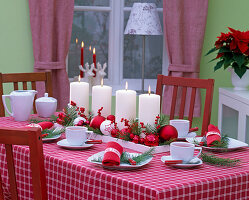 Advent wreath with Pseudotsuga (Douglas fir), Ilex verticillata