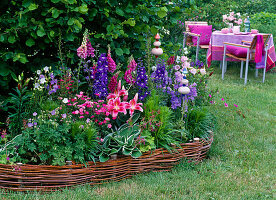 Bed with wicker border: 7/7