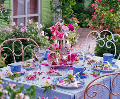 Table decoration of roses and wild strawberries