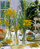 Kleine Sträuße aus Solidago (Goldrute), Gräsern, Peddigrohr