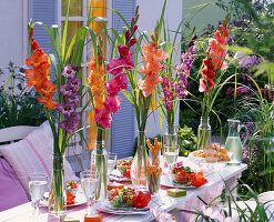 Sträuße aus Gladiolus (Gladiolen) und Miscanthus (Chinaschilf)