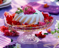 Summer flowers table decoration, cake decorated with antirrhinum