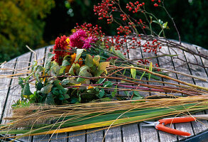 Making an autumn bouquet (1/7)