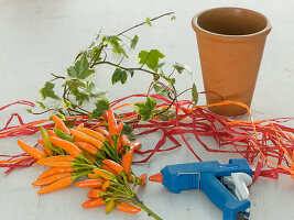 Gesteck aus Zierpaprika in Übertopf aus Bast (1/5)