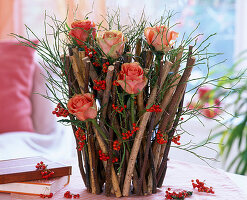 Steckhilfe aus Zweigen von Rosen und Vogelbeeren (5/5)