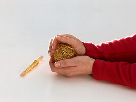 Christrosen in Steckhilfe aus goldenem Draht (2/3)