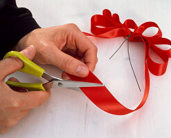 Tying a bow - door wreath (4/5)