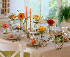 Tischdekoration mit Gerbera, Rosa (Rosen), Lilium (Lilien), Alstroemeria