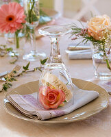 Pink (rose) and name tag 'Hanna' under inverted wine glass