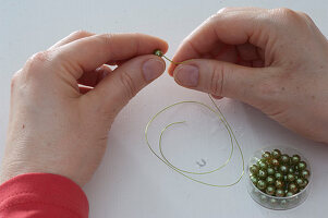 Daffodil garland as napkin decoration (2/4)