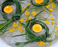 Gräser um Teelichter, Ranunculus (Hahnenfuss) in Wasser schwimmend