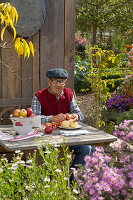 Grandfather peeling Malus (apples)