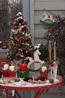 Weihnachtsbalkon mit Picea glauca 'Conica' (Zuckerhutfichte)