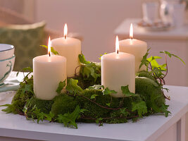 Moss Advent wreath with white candles (2/2)