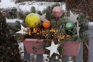 Weihnachtlicher Balkonkasten mit Rosenkugeln