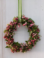 Herbstlicher Türkranz aus Beeren und Blättern von Pernettya