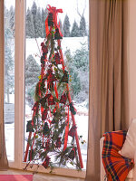 Adventskalender und Weihnachtsbaum mit roten Stangen (9/12)