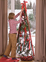 Adventskalender und Weihnachtsbaum mit roten Stangen (11/12)