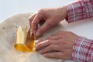 Hearts and crowns made from sheet gold (4/6)