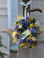 Door wreath from Primula, Narcissus 'Bridal Crown'