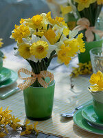 White-yellow table decoration with daffodils