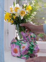 Hare made of papier-mâché as vase for daffodil bouquet (1/2)