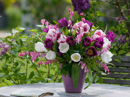 Frühlingsstrauß mit Tulipa (Tulpen), Dicentra spectabilis (Tränendem Herz)