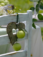 Apfel - Tischdeko in der sommerlichen Wiese