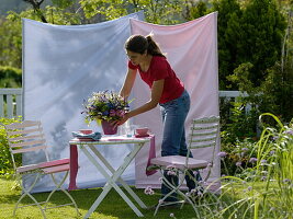 Quick privacy screen made from bed linen (2/3)