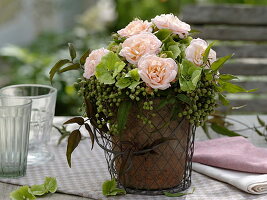 Rosa (Rosen), Hydrangea (Hortensienblüten), Sambucus nigra