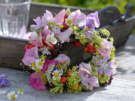 Late summer wreath: Lathyrus (sweet pea), Malva (mallow), Alchemilla