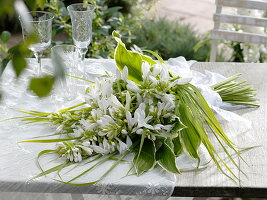 Duftender Hochzeitsstrauß aus Lilien - Funkie mit Gras-Schleife