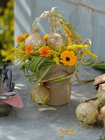 Spätsommerstrauß mit Zwiebeln und Goldrute