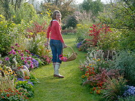 Autumnal beds with grasses, perennials, summer flowers and shrubs