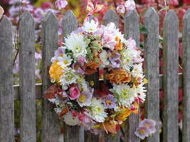 Herbstlicher Blütenkranz am Zaun