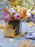 Drahtkob mit Tontopf gefüllt mit Blätter und Blumen