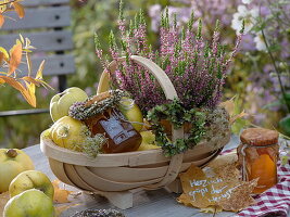 Gift basket with quinces, heather and quince jelly