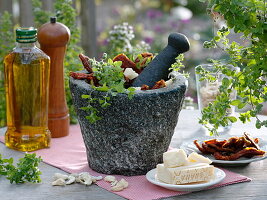 Selbstgemachtes Tomatenpesto aus getrockneten Tomaten