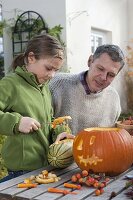 Halloween-Kürbisse basteln mit Kindern