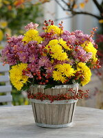 Herbststrauß aus Chrysanthemum (Herbstchrysanthemen) und Hagebutten