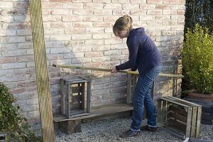 Topfplatz gebaut aus alten Weinkisten und Brettern (3/5)