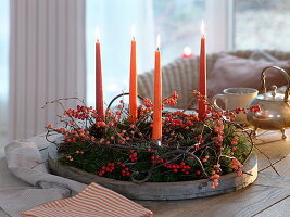 Schlichter Adventskranz aus Abies nordmanniana (Nordmanntanne) dekoriert