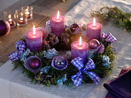 Ungewöhnlicher Adventkranz aus gemischtem Koniferengrün mit Blüten