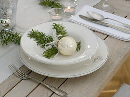 Weihnachtliche Orchideen-Tischdeko in weiß