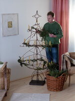 Stilisierter Weihnachtsbaum aus Metallstäben zusammengeschweißt (1/2)